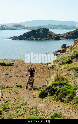 Mountainbiker auf dem Cami de Cavalls Küstenpfad auf Menorca auf den Balearen, Spanien Stockfoto