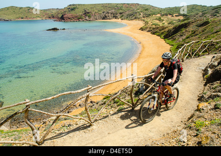 Mountainbiker auf dem Cami de Cavalls Küstenpfad auf Menorca auf den Balearen, Spanien Stockfoto