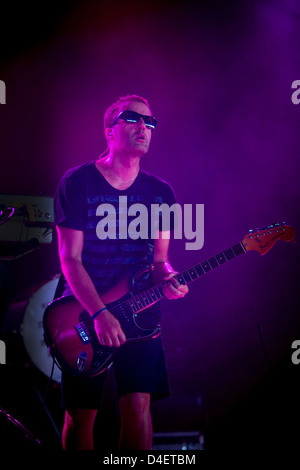 Jules De Martino von The Ting Tings auf der Bühne beim V Festival, Chelmsford, Essex, UK Stockfoto