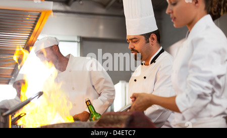 Köche kochen in der Küche des Restaurants Stockfoto