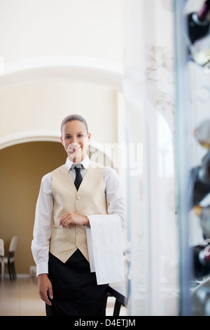 Kellnerin im Restaurant lächelt Stockfoto