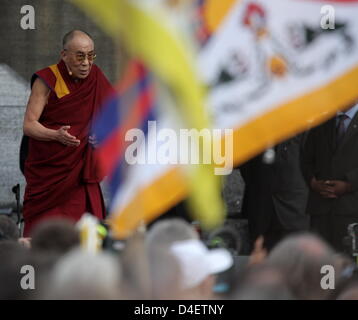 Das geistliche Oberhaupt der Tibeter, seine Heiligkeit der Dalai Lama hält eine Rede am Brandenburger Tor in Berlin, Deutschland, 19. Mai 2008. Rund 15.000 Menschen versammelt, um an seine Heiligkeit den Dalai Lama zu hören. Foto: Peer Grimm Stockfoto