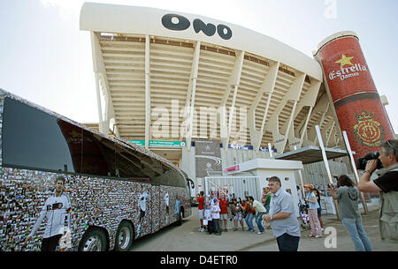 Fans begrüßen den deutschen Nationalkader Ono Estadi Stadion für die deutsche Nationalmannschaft Trainingslager in Palma De Mallorca, Spanien, 20. Mai 2008. Die deutsche Nationalmannschaft bereitet sich für die UEFA Euro 2008 in einem Trainingslager auf der Balearischen Insel Mallorca. Foto: RONALD WITTEK Stockfoto