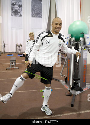 Deutsche Inernational Flügelspieler David Odonkor führt eine Übungen am Trainingslager der deutschen Nationalmannschaft in Palma De Mallorca, Spanien, 20. Mai 2008. Die deutsche Nationalmannschaft bereitet sich für die UEFA Euro 2008 in einem Trainingslager auf der Balearischen Insel Mallorca. Foto: GES/Markus Gilliar Stockfoto