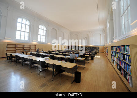 Das Bild zeigt den Lesesaal der Bibliothek "Aula" an der katholischen Universität Eichstätt-Ingolstadt (KU) in Eichstätt, Deutschland, 15. Mai 2008.  KU ist die einzige katholische Universität im deutschsprachigen Raum, mit derzeit 4.500 Studenten, 120 Professorinnen und Professoren, mehr als 200 wissenschaftliche Mitarbeiter und zahlreiche Dozenten. Sieben Fakultäten der Universität befinden sich in Eichstätt, während die Stockfoto