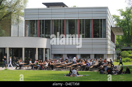 Studenten sitzen vor der Cafeteria der katholischen Universität Eichstätt-Ingolstadt (KU) in Eichstätt, Deutschland, 15. Mai 2008.  KU ist die einzige katholische Universität im deutschsprachigen Raum, mit derzeit 4.500 Studenten, 120 Professorinnen und Professoren, mehr als 200 wissenschaftliche Mitarbeiter und zahlreiche Dozenten. Sieben Fakultäten der Universität befinden sich in Eichstätt, während der Wirtschaftswissenschaften Stockfoto