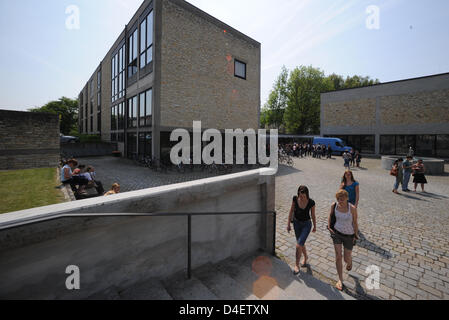 Studenten auf dem Gelände der katholischen Universität Eichstätt-Ingolstadt (KU) in Eichstätt, Deutschland, 15. Mai 2008 abgebildet.  KU ist die einzige katholische Universität im deutschsprachigen Raum, mit derzeit 4.500 Studenten, 120 Professorinnen und Professoren, mehr als 200 wissenschaftliche Mitarbeiter und zahlreiche Dozenten. Sieben Fakultäten der Universität befinden sich in Eichstätt, während die Wirtschaftswissenschaften facul Stockfoto