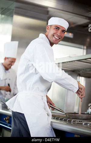 Koch im Restaurantküche Stockfoto