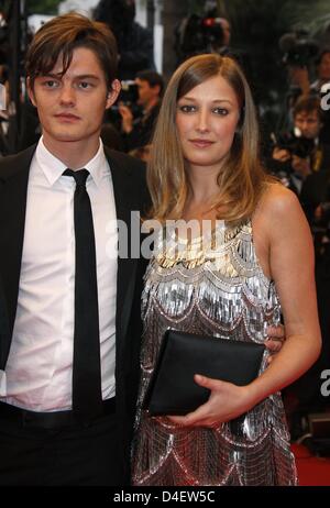 US-Schauspieler Sam Riley und deutsche Schauspielerin Alexandra Maria Lara kommen bei der Premiere von "The Exchange" im Palais des Festivals bei den 61. Filmfestspielen in Cannes, Frankreich, 20. Mai 2008. Foto: Hubert Boesl Stockfoto