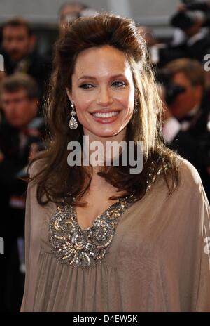 Schwanger US-Schauspielerin Angelina Jolie kommt bei der Premiere von "The Exchange" im Palais des Festivals bei den 61. Filmfestspielen in Cannes, Frankreich, 20. Mai 2008. Foto: Hubert Boesl Stockfoto