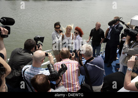 Sängerinnen Nadja Benaissa (L-R), Sandy Moelling und Lucy Diakovska der Band "No Angels", Vertretung Deutschland, sind auf einem Schiff auf der Donau in Belgrad, Serbien, 21. Mai 2008 abgebildet. Die "No Angels" wird beim Eurovision Song Contest am 24. Mai 2008 teilnehmen. Jessica Wahls von den "No Angels" konnten den Ausflug krankheitsbedingt nicht teilnehmen. Foto: Jörg Carstensen Stockfoto