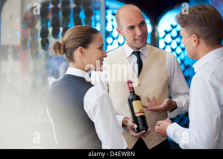 Kellner diskutieren Flasche Wein im restaurant Stockfoto