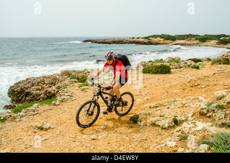 Mountainbiker auf dem Cami de Cavalls Küstenpfad auf Menorca auf den Balearen, Spanien Stockfoto