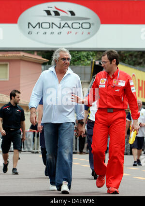 Geschäftsführender Direktor italienischen Stefano Domenicali (R) und Renault Team Ferrari geschäftsführender Direktor italienischen Flavio Briatore Chat während der Vorbereitungen für den Formel 1 Grand Prix von Monaco in Monte Carlo, Monaco, 21. Mai 2008. Der Grand Prix statt findet am 25. Mai 2008. Foto: FRANK Mai Stockfoto