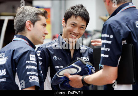 Japanische Formel1-Fahrer von Kazuki Nakajima (C) Williams plaudert mit Team-Mitgliedern an der Boxengasse in Monte Carlo, Monaco, 21. Mai 2008. Der Grand Prix statt findet am 25 Mai. Foto: FRANK Mai Stockfoto