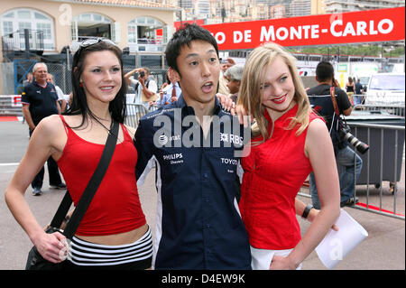 Japanische Formel1-Fahrer von Kazuki Nakajima (C) Williams posiert mit lettischen Modelle Dana (L) und Anna (R) in Monte Carlo, Monaco, 21. Mai 2008. Der Grand Prix statt findet am 25 Mai. Foto: JENS Büttner Stockfoto