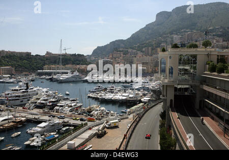 Finnischer Formel1-Fahrer Kimi Räikkönen Ferrari steuert sein Auto entlang des Hafens während des zweiten Trainings für den F1 Grand Prix in Monte Carlo, Monaco, 22. Mai 2008. Die Formel 1 Grand Prix von Monaco wird am 25 Mai stattfinden. Foto: Jens Büttner Stockfoto