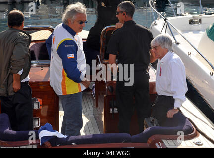 Formel 1 Boss Bernie Ecclestone aus Great Britain (R) plaudert mit Renault F1 Team Principal italienischen Flavio Briatore (L) auf einem Boot in Monte Carlo, Monaco, 22. Mai 2008. Die Formel 1 Grand Prix von Monaco wird am 25 Mai stattfinden. Foto: Gero Breloer Stockfoto