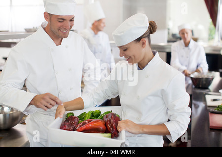 Köche, die Prüfung von Gemüse in der Küche des Restaurants Stockfoto