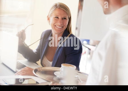 Geschäftsfrau, die Kellner im Restaurant lächelt Stockfoto