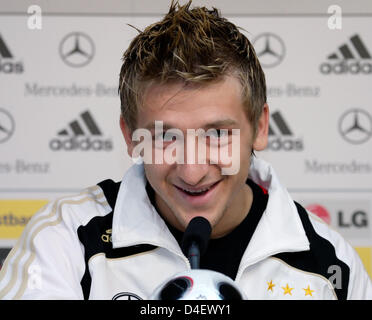 Deutschen Neuling lächelt internationale Marko Marin auf dem Nationalkader Pressekonferenz in Palma De Mallorca, Spanien, 22. Mai 2008. Die deutsche Nationalmannschaft bereitet sich für die UEFA Euro 2008 in einem Trainingslager auf der Balearischen Insel Mallorca. Foto: RONALD WITTEK Stockfoto