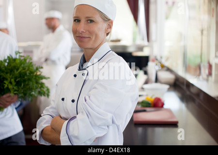 Küchenchef im Restaurant lächelt Stockfoto