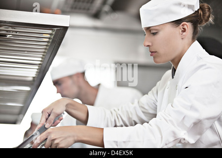 Koch im Restaurantküche Stockfoto