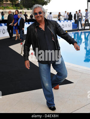 Italienische Flavio Briatore, Teamchef des Renault F1 Teams, posiert vor einer Fashion-Show in Monte Carlo, Monaco, 23. Mai 2008. Die Formel 1 Grand Prix von Monaco 2008 wird in das Fürstentum Straßen am 25 Mai stattfinden. Foto: GERO BRELOER Stockfoto