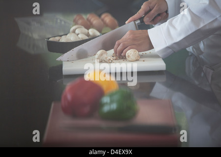 Chef Hacken Gemüse in der Küche des Restaurants Stockfoto