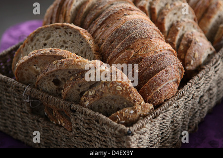 Frisch geschnittenem Brot in einem Korb Stockfoto