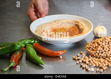 Hummus. Einem arabischen levantinischen Dip oder Aufstrich aus gekochten, zerdrückten Kichererbsen, gemischt mit Tahin, Olivenöl, Zitronensaft, Stockfoto