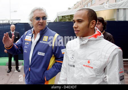 Renault F1 Team wichtigsten italienischen Flavio Briatore (L) und britische Formel1 Fahrer Lewis Hamilton von McLaren Mercedes (R) Chat in Monte Carlo, Monaco, 24. Mai 2008. Der Formel 1 Grand Prix von Monaco 2008 ist am 25 Mai in das Fürstentum Straßen statt. Foto: FRANK Mai Stockfoto