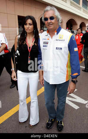 Renault F1 team wichtigsten italienischen Flavio Briatore (R) und seine Freundin Elisabetta Gregoraci (L) in das Fahrerlager von Monte Carlo, Monaco, 24. Mai 2008 abgebildet. Der Formel 1 Grand Prix von Monaco 2008 ist am 25 Mai in das Fürstentum Straßen statt. Foto: FRANK Mai Stockfoto