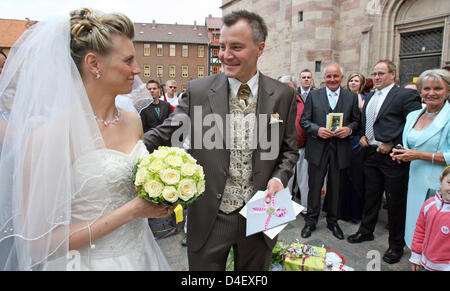 Deutsche dreimaligen Olympischen Biathlon Champion Sven Fischer (C) und seine Frau Doreen (L) verlassen die Kirche, nachdem ihre kirchliche Trauung in Schmalkalden, Deutschland, 24. Mai 2008. Das Paar haben bereits vor einem Jahr standesamtlich geheiratet. Foto: MARTIN SCHUTT Stockfoto