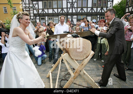 Deutsche dreimaligen Olympischen Biathlon Champion Sven Fischer (R) und seine Frau Doreen (L) verlassen die Kirche, nachdem ihre kirchliche Trauung in Schmalkalden, Deutschland, 24. Mai 2008. Das Paar haben bereits vor einem Jahr standesamtlich geheiratet. Foto: MARTIN SCHUTT Stockfoto