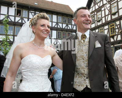 Deutsche dreimaligen Olympischen Biathlon Champion Sven Fischer (R) und seine Frau Doreen (L) verlassen die Kirche, nachdem ihre kirchliche Trauung in Schmalkalden, Deutschland, 24. Mai 2008. Das Paar haben bereits vor einem Jahr standesamtlich geheiratet. Foto: MARTIN SCHUTT Stockfoto