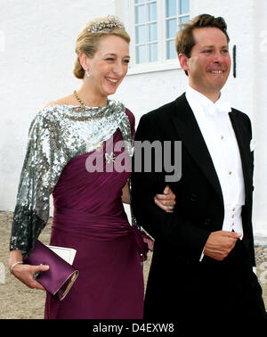 Prinzessin Alexandra Zu Sayn-Wittgenstein-Berleburg und Graf Jefferson-Friedrich von Pfeil verlassen die Kirche nach der Hochzeit von Prinz Joachim und Marie Cavallier in Mogeltonder, Dänemark, 24. Mai 2008. Foto: Albert Nieboer (Niederlande) Stockfoto