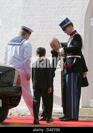 Prinz Joachim von Dänemark (2-R) kommt mit seinen Söhnen Prinz Nikolai und Prinz Felix für seine kirchliche Trauung mit Marie Chevallier in Mogeltonder, Dänemark, 24. Mai 2008. Foto: Albert Philip van der Werf (Niederlande)