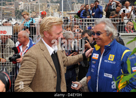 Deutsche Tennis-Legende Boris Becker (L) plaudert mit italienischer Teamchef der Renault F1 Flavio Briatore (R) vor dem regnerischen Start des Formel 1 Grand Prix von Monaco in Monte Carlo, Monaco, 25. Mai 2008. Foto: Gero Breloer Stockfoto