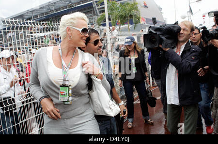 Dänische Schauspielerin Brigitte Nielsen (L) und Hger Mann Mattia Dessi (2 L) Pose im Fahrerlager vor dem regnerischen Start des Formel 1 Grand Prix von Monaco in Monte Carlo, Monaco, 25. Mai 2008. Foto: FRANK Mai Stockfoto