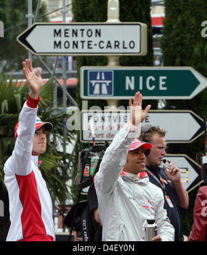 Deutsche Formel1-Fahrer Adrian Sutil von Force India (L) und britischen Lewis Hamilton von McLaren Mercedes (R) den Zuschauern bei der Fahrerparade vor dem regnerischen Start des Formel 1 Grand Prix von Monaco in Monte Carlo, Monaco, 25. Mai 2008 winken. Foto: Jens Büttner Stockfoto