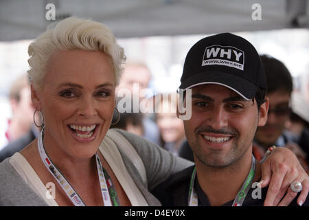 Dänische Schauspielerin Brigitte Nielsen (L) und Hger Mann Mattia Dessi (R) stellen im Fahrerlager vor dem regnerischen Start des Formel 1 Grand Prix von Monaco in Monte Carlo, Monaco, 25. Mai 2008. Foto: Jens Büttner Stockfoto