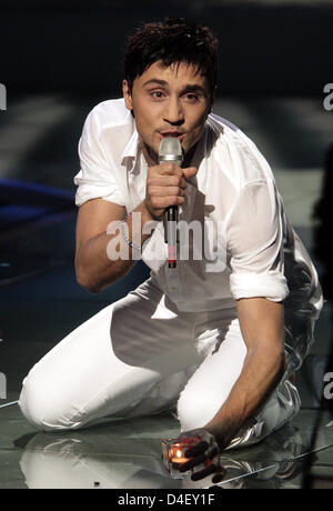 Russische Sänger Dima Bilan führt seinen Song beim Eurovision Song Contest in Belgrad, Serbien, 25. Mai 2008. Bilan gewann den Eurovision Song Contest mit 272 Punkten. Foto: Jörg Carstensen Stockfoto