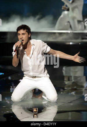 Russische Sänger Dima Bilan führt seinen Song beim Eurovision Song Contest in Belgrad, Serbien, 25. Mai 2008. Bilan gewann den Eurovision Song Contest mit 272 Punkten. Foto: Jörg Carstensen Stockfoto