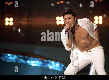 Russische Sänger Dima Bilan führt seinen Song beim Eurovision Song Contest in Belgrad, Serbien, 25. Mai 2008. Bilan gewann den Eurovision Song Contest mit 272 Punkten. Foto: Jörg Carstensen Stockfoto