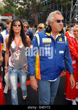 Renault F1 Team principal Flavio Briatore (R) und seine Freundin Elisabetta Gregoraci (L) in das Raster der Formel 1 Grand Prix von Monaco in Monte Carlo, Monaco, 25. Mai 2008 abgebildet. Foto: Gero Breloer Stockfoto