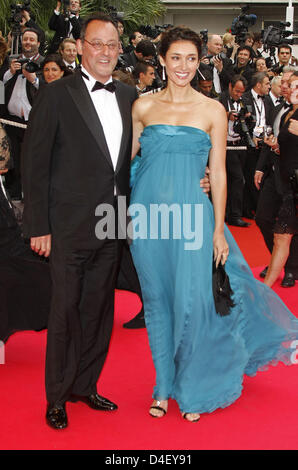 Französischer Schauspieler Jean Reno (L) und seine Frau Zofia Reno kommen für die Premiere des Films "Was gerade passiert?" auf der Closing Night des 2008 Festival de Cannes international Filmfestival in Cannes, Frankreich, 25. Mai 2008. Foto: Hubert Boesl Stockfoto