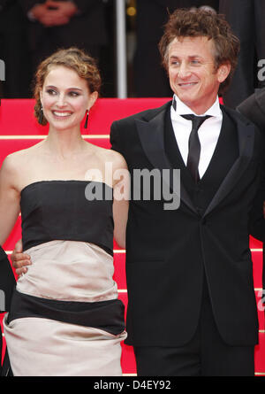 US-Schauspieler Sean Penn, Präsident der Jury, und Israel geborene Schauspielerin und Jurymitglied Natalie Portman kommen für die Premiere des Films "Was gerade passiert?" auf der Closing Night des 2008 Festival de Cannes international Filmfestival in Cannes, Frankreich, 25. Mai 2008. Foto: Hubert Boesl Stockfoto