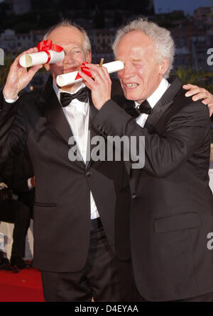 Belgischen Regisseure Bruder Luc (R) und Jean-Pierre Dardenne posieren mit ihren Award für das beste Drehbuch "The Silence von Lorna" (Originaltitel: Le Silence de Lorna) beim Foto-Shooting für die Awards Gewinner auf der Closing Night des 2008 Festival de Cannes international Filmfestival in Cannes, Frankreich, 25. Mai 2008. Foto: Hubert Boesl Stockfoto