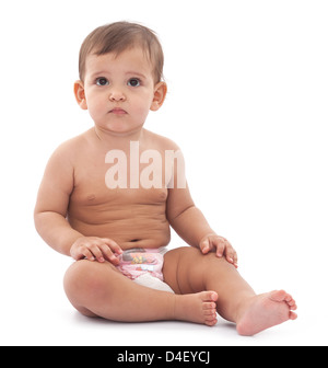 Lustige ernsthaftes kleines Baby sitzt auf dem Boden. Isoliert auf weißem Hintergrund. Stockfoto